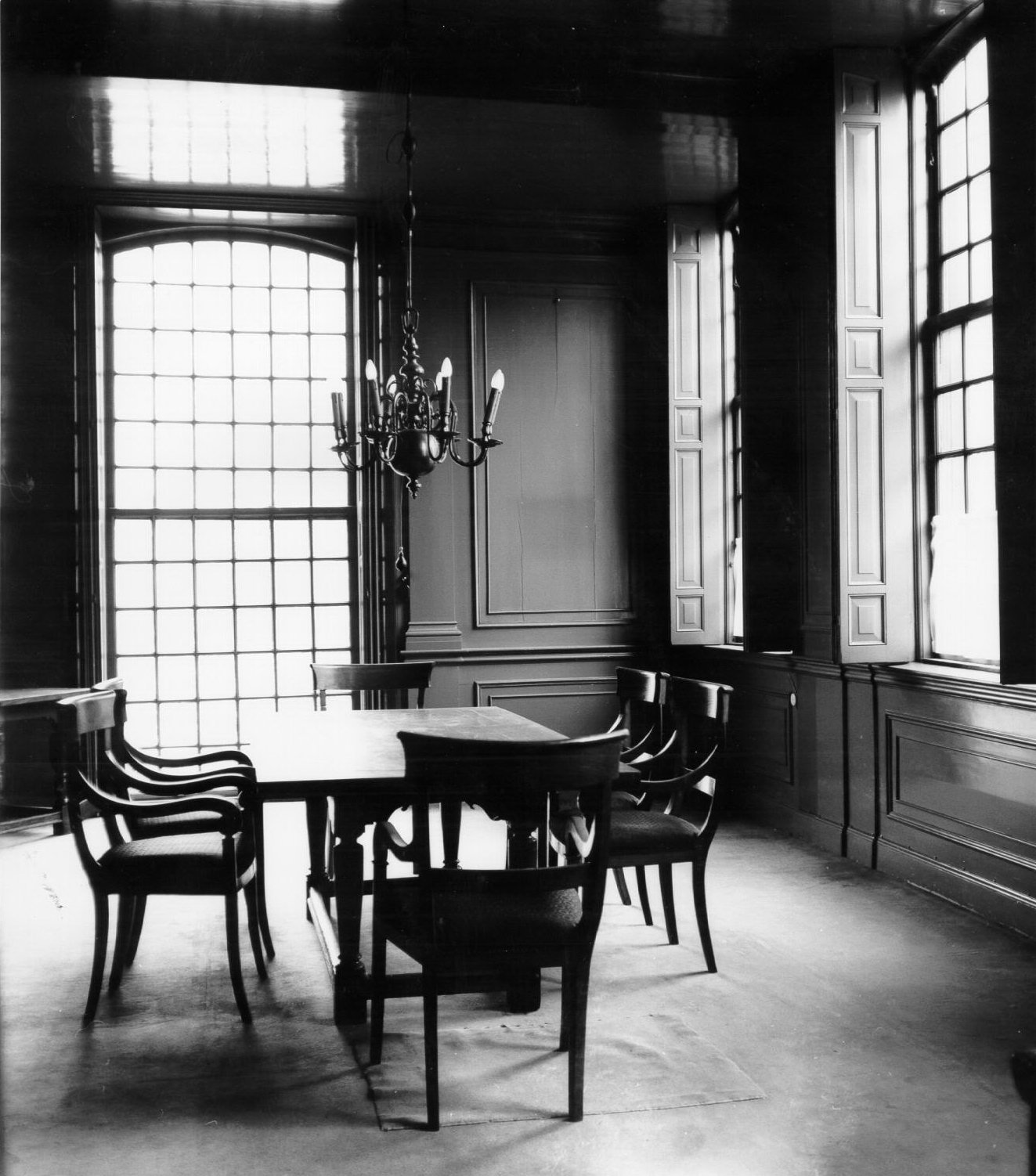 Interieur secretariskamer stadhuis. Dit was de voormalige weeskamer.