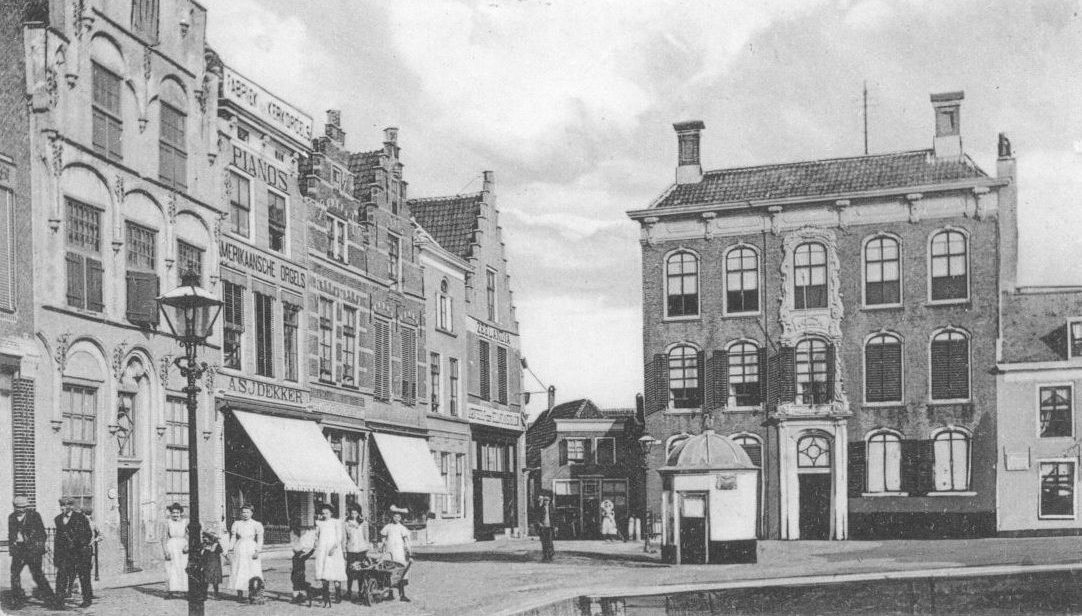 De Turfkade in Goes, met huizen links en rechts. Een stukje van de kade is te zien. Eerste huis in de rechter rij met huizen is van notaris Van Dissel, wiens archieven te vinden zijn in het Gemeentearchief Goes.