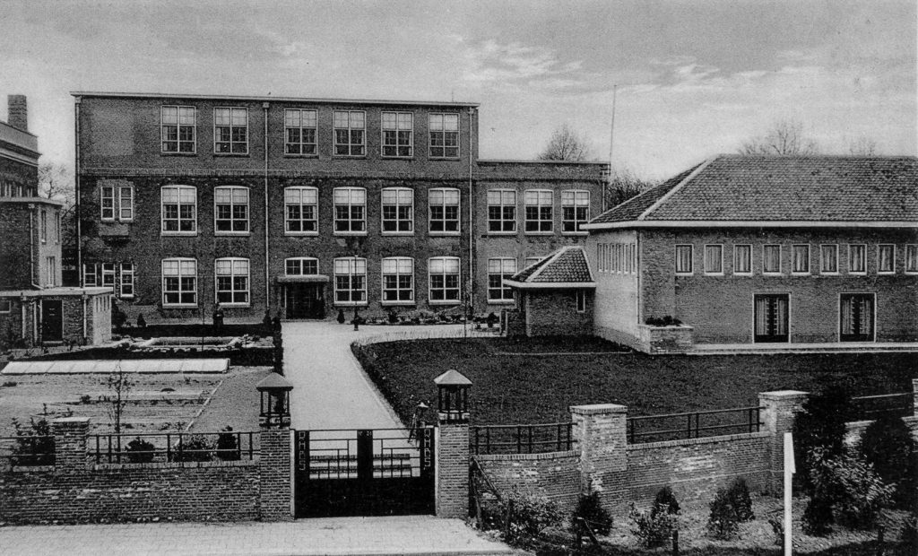 Achterzijde van de school rond 1930.