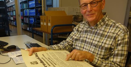 Joost Adriaanse op zijn werkplek in de studiezaal