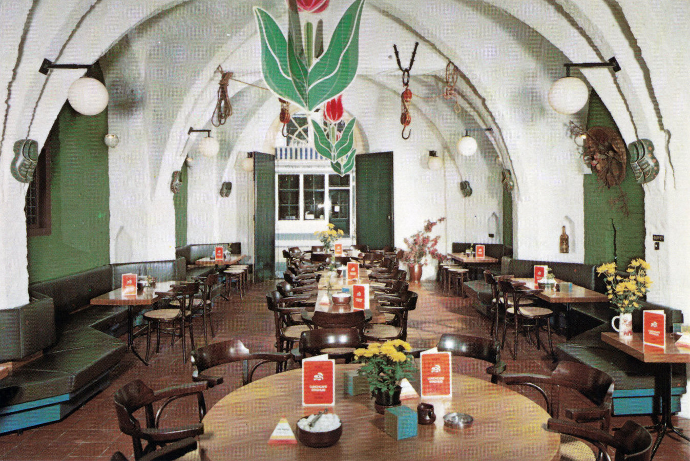 Interieur van het Lunchcafé in het Stadhuis. Aan het plafond hangen kartonnen tulpen.