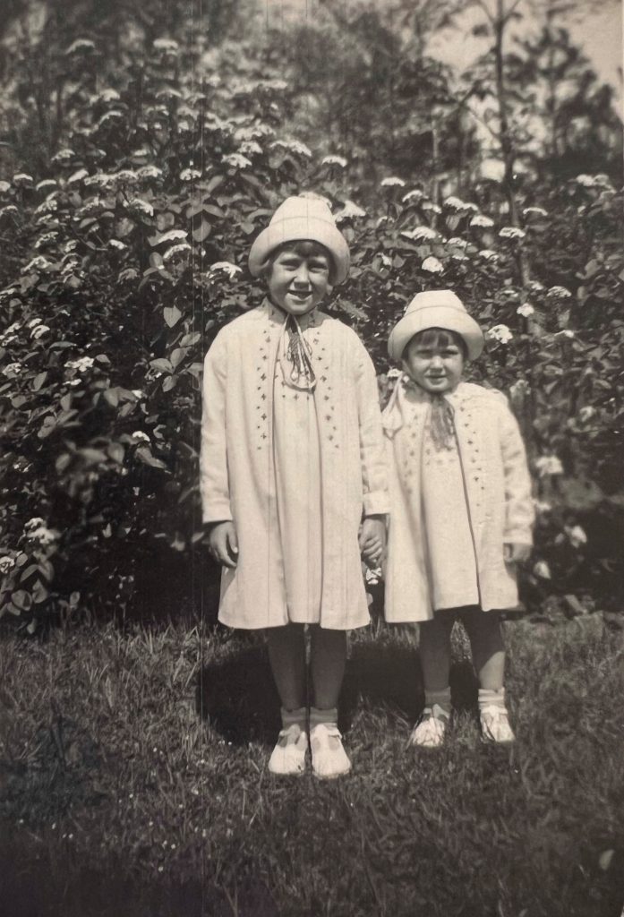 Twee jonge meisjes poseren voor een foto