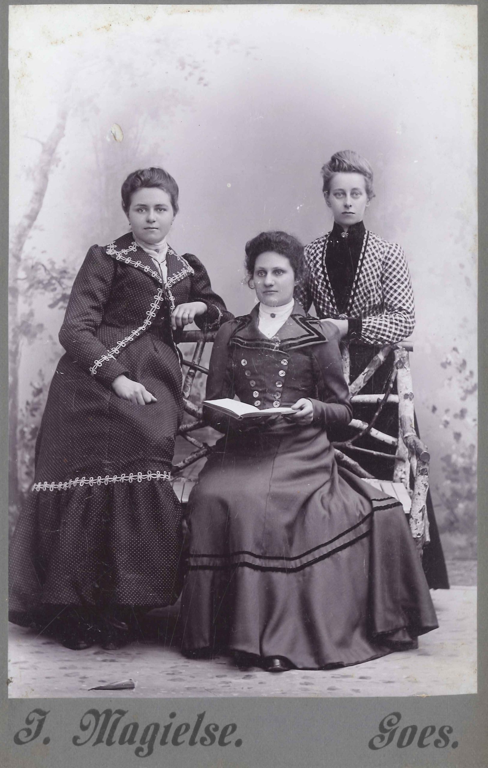 Portret van drie jonge vrouwen.