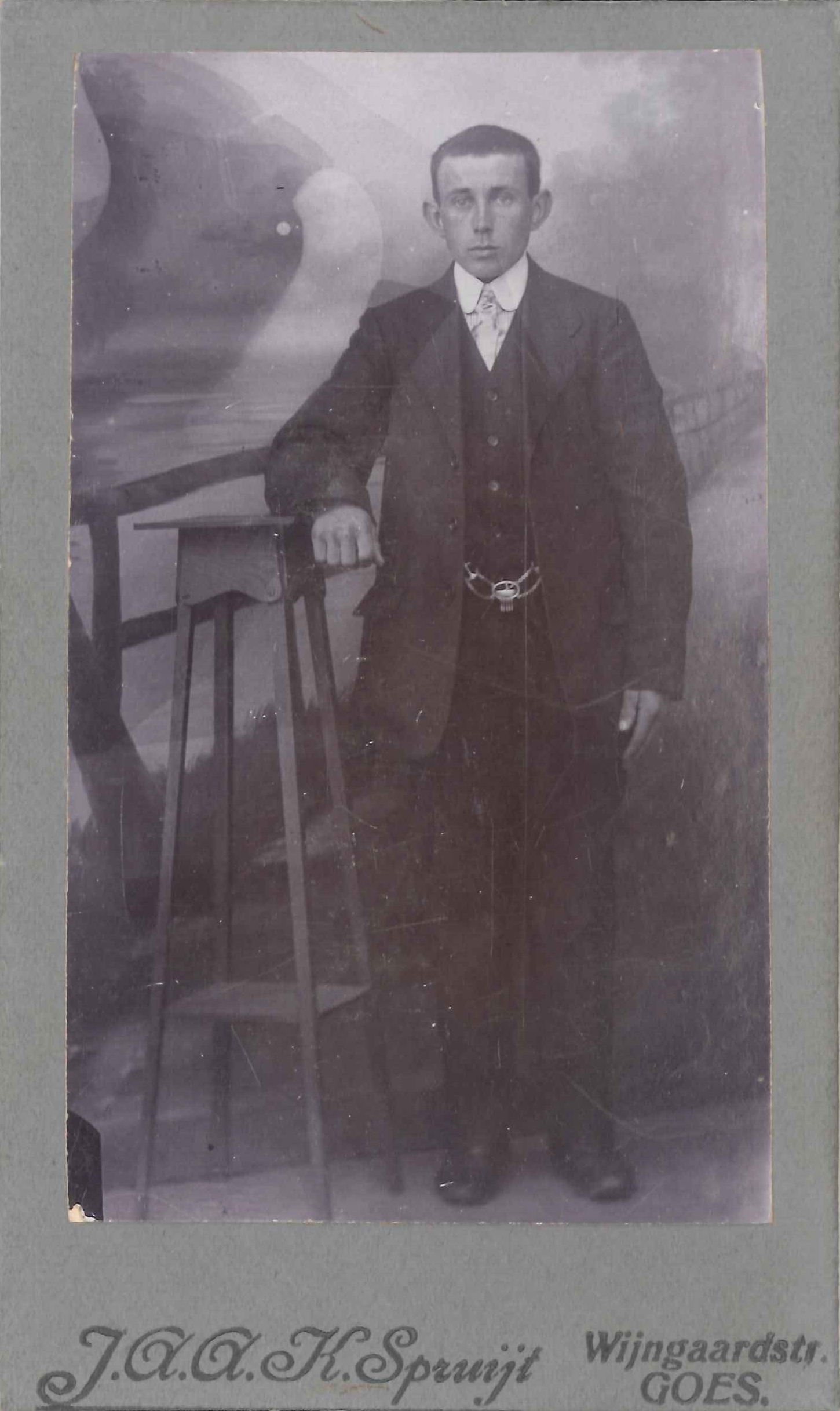 Portret van jongeman met stropdas.