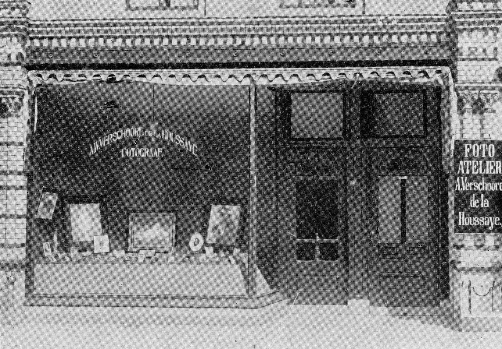 Afbeelding van het foto-atelier van A. Verschoore de la Houssaye uit een VVV Gids van 1920
