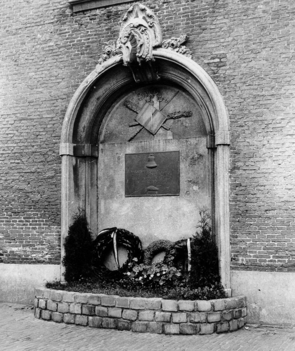 Oorlogsmonument aan het Stadhuis op de Grote Markt 