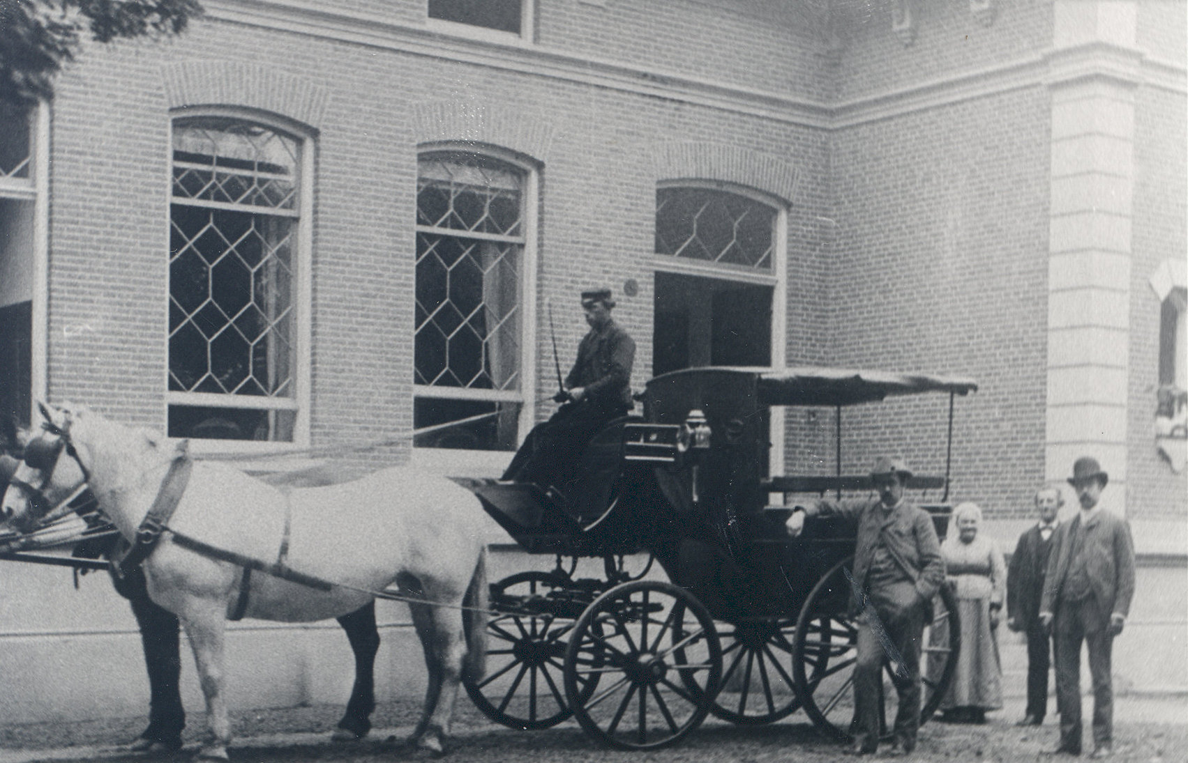Rijtuig met twee paarden, en vijf personen voor het Jachthuis