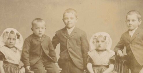 Portret van vijf kinderen, twee meisjes in Zuid-Bevelandse dracht en drie jongens.