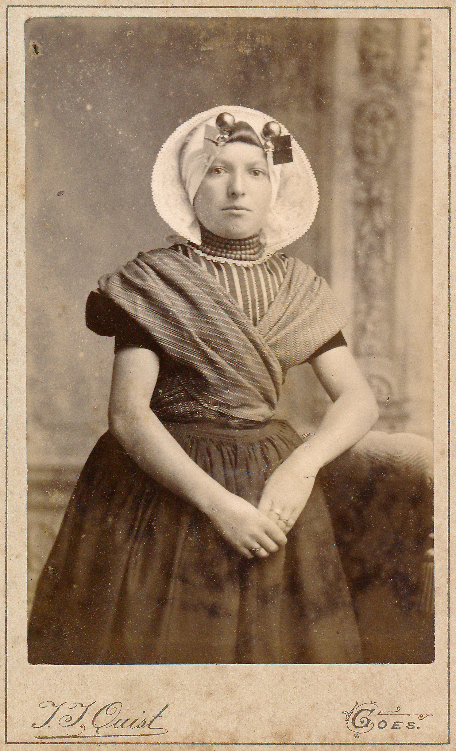 Portret van vrouw in Zuid-Bevelandse dracht.