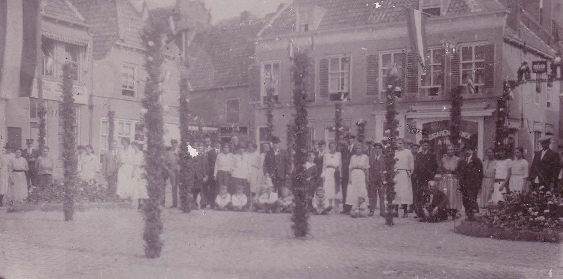 Groepsportret buiten.