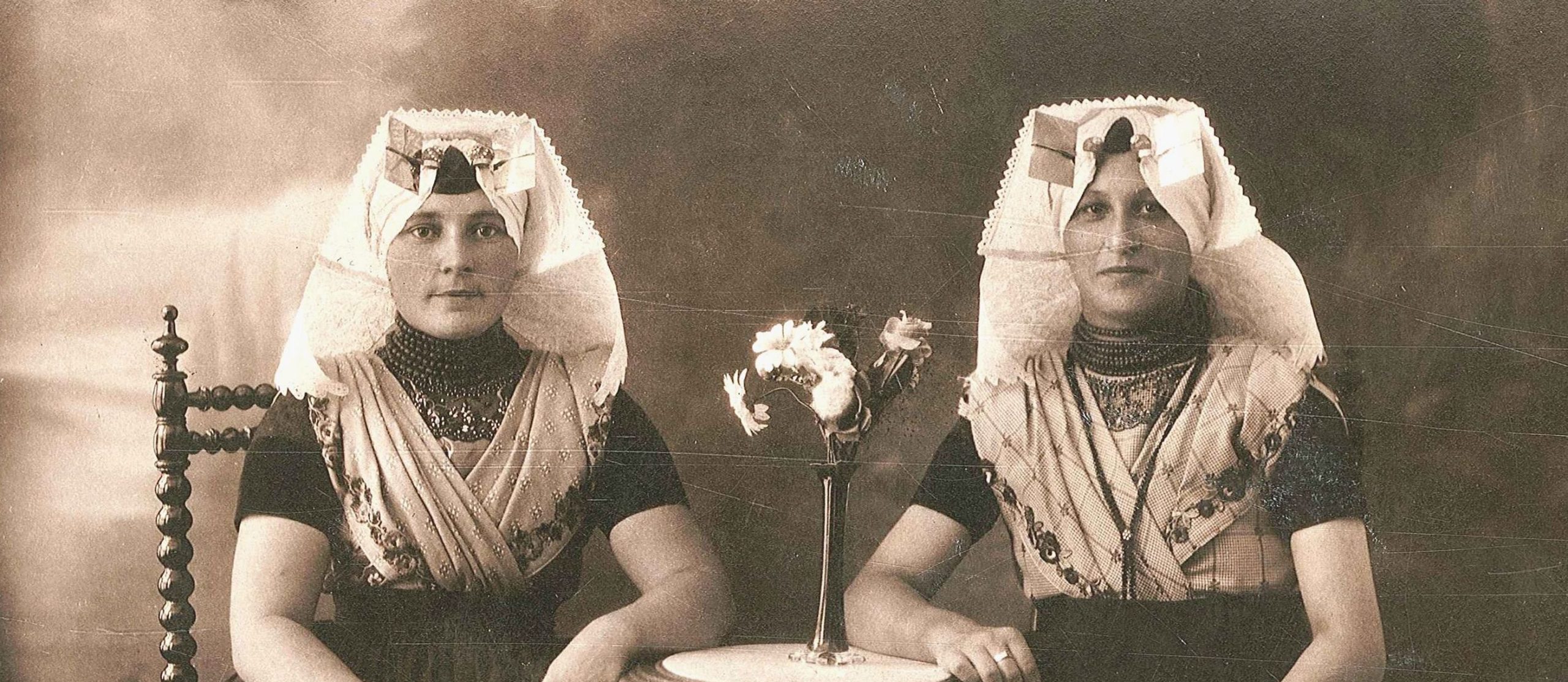Portret twee dames in Zuid-Bevelandse dracht. Op de achterzijde staat: Pietje de Mey (links Horringa).