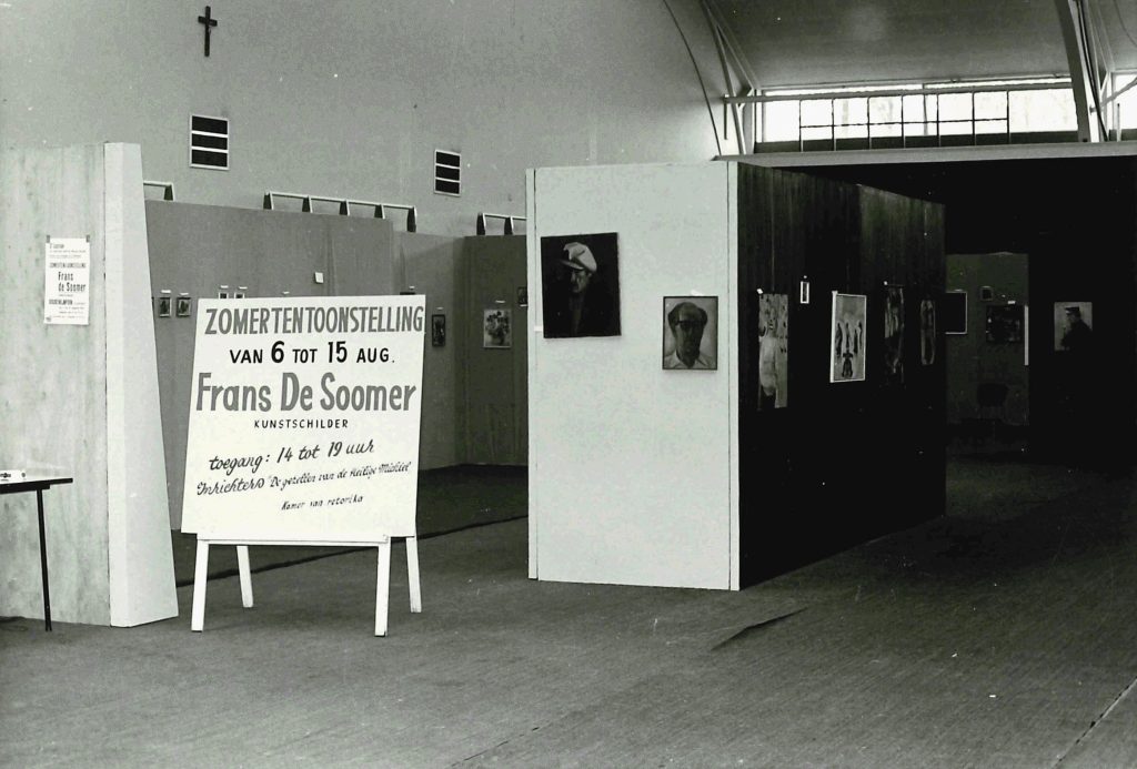 Tentoonstelling van het werk van F.F. de Soomer, met een bord wordt deze aangekondigd