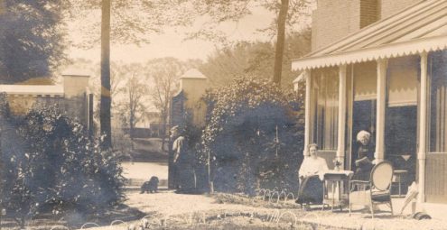 Zijgevel en tuin met toegangspoort van Huize 'Rozenoord'