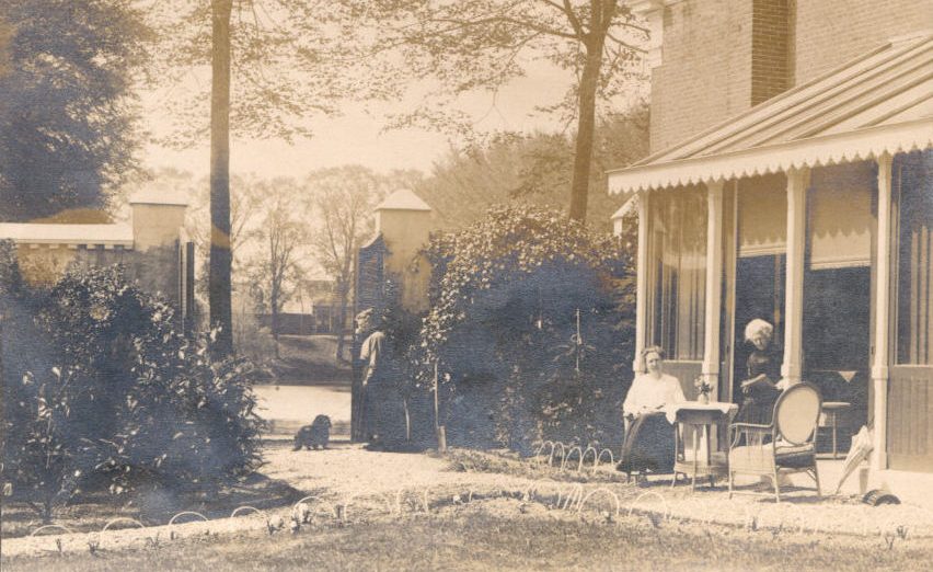 Zijgevel en tuin met toegangspoort van Huize 'Rozenoord'