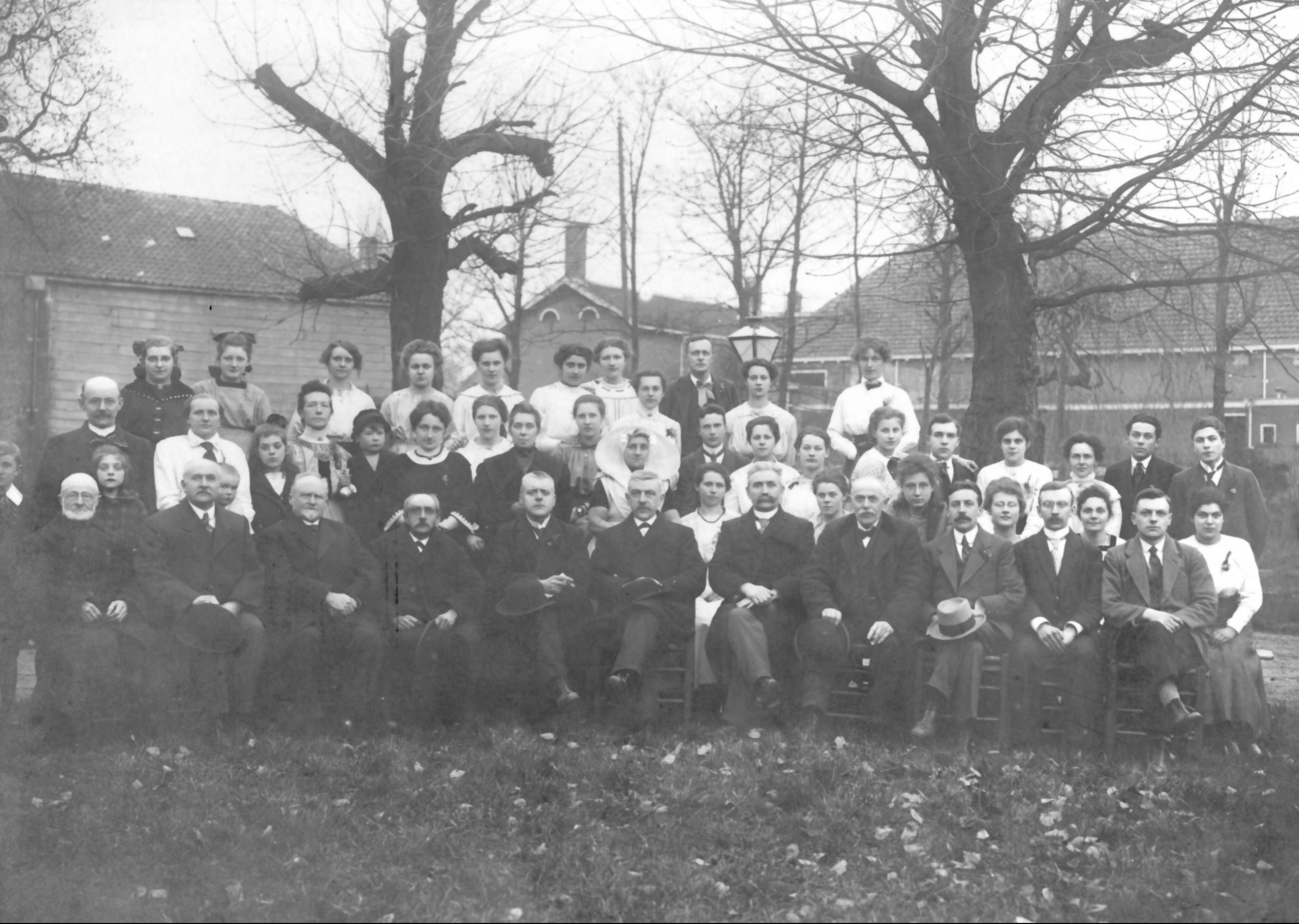 Mensen poseren voor foto in grote groep buiten