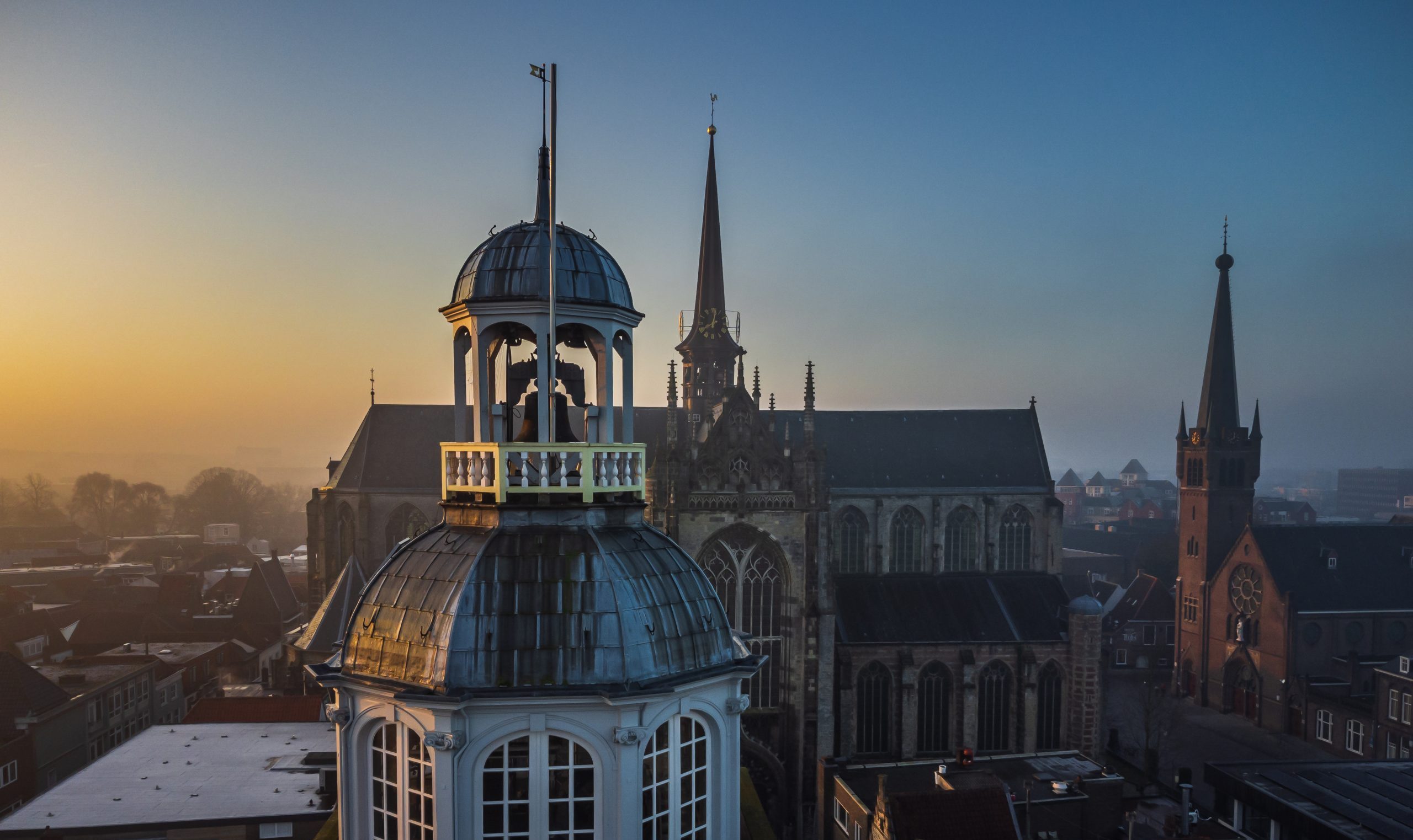 Dronefoto van het stadhuis, de Grote Kerk en Heilige Maria Magdalenakerk