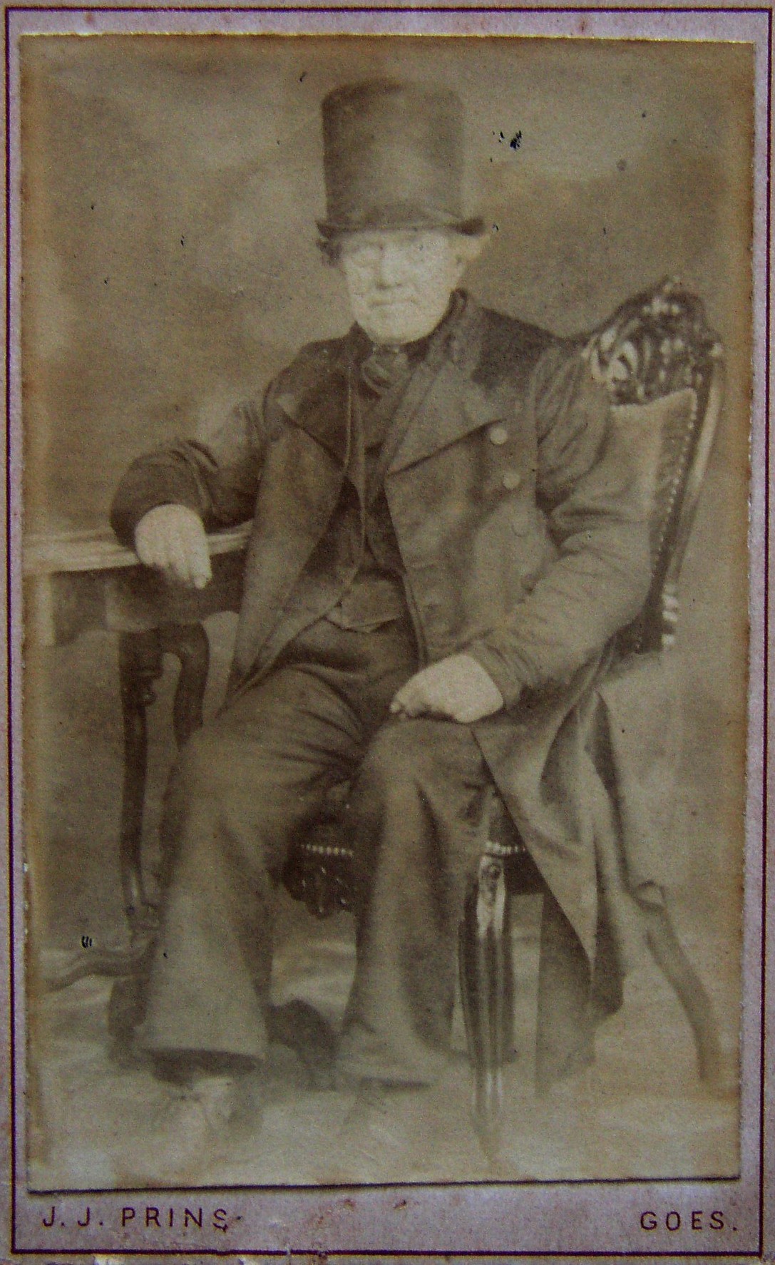 Portret van oude man met hoge hoed