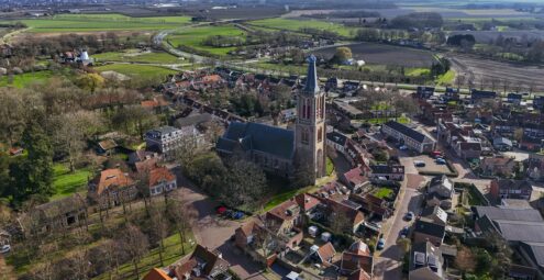 Overzicht Kloetinge, in het centrum de Geerteskerk