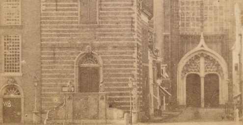 Uitsnede van een foto van het stadhuis en de Grote Kerk