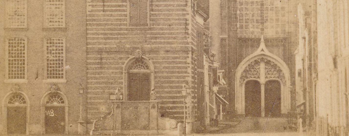 Uitsnede van een foto van het stadhuis en de Grote Kerk