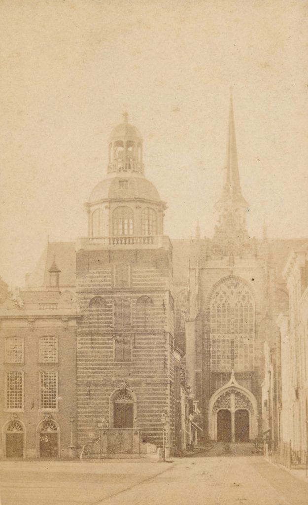 Stadhuis met rechtsachter de Grote Kerk