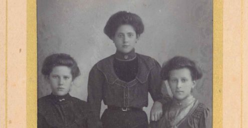 Portret van drie jonge vrouwen.