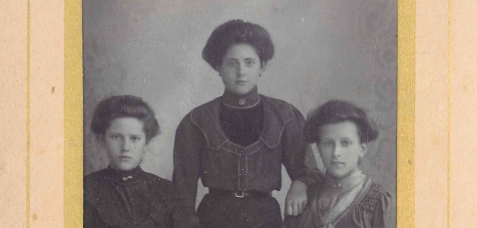 Portret van drie jonge vrouwen.