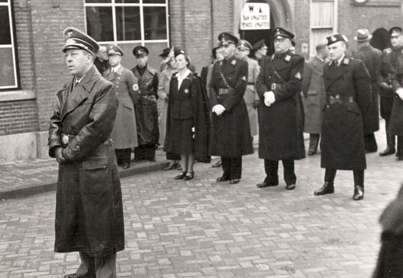 Duitse troepen in de Singelstraat voor het weeshuis