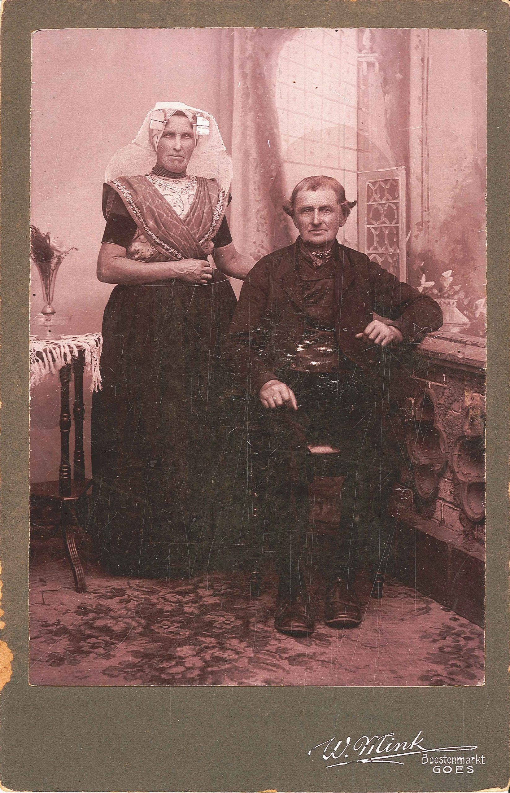 Portret van man en vrouw in streekdracht