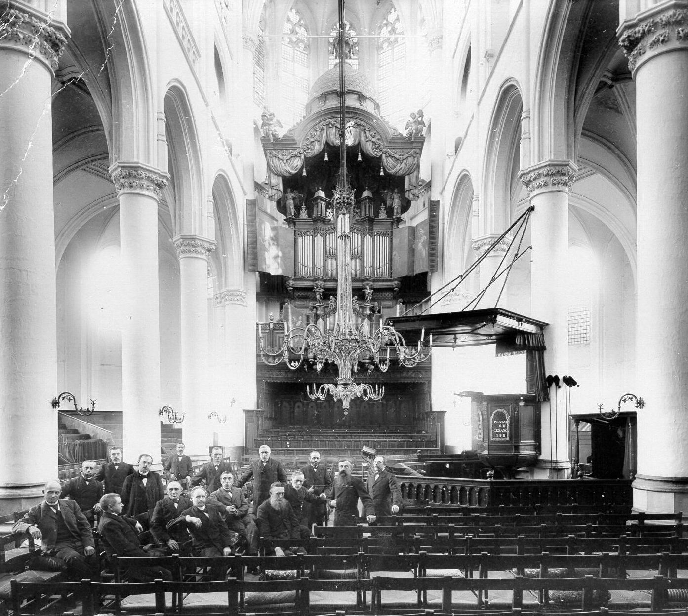Interieur van de Grote of Maria Magdalenakerk rond 1900.