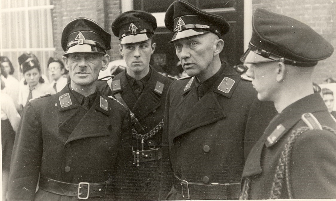 Tweede van rechts J.C. Dekker voor het ‘Bankwartier’ van de W.A., het voormalige Weeshuis aan de Singelstraat, tijdens de installatie van een N.S.B.-burgemeester, in het bijzijn van Duitse autoriteiten, 1941.