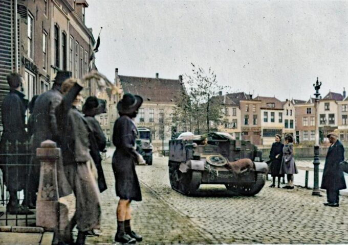 Ingekleurde foto van de bevrijding van Goes in 1944, genomen op de kade