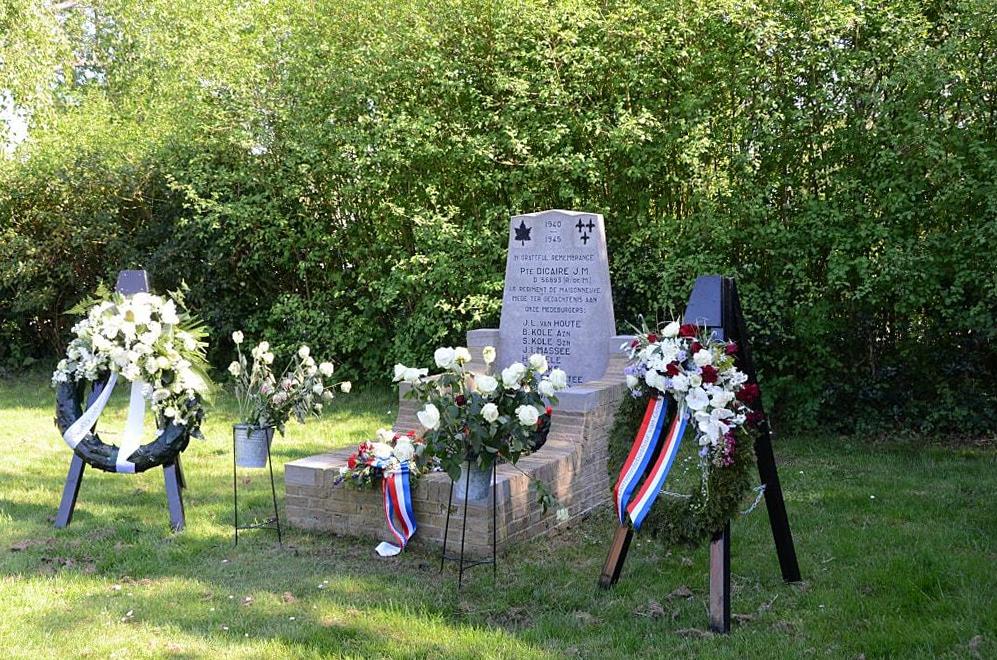 Het Kloetingse oorlogsmonument met kransen omringd. 