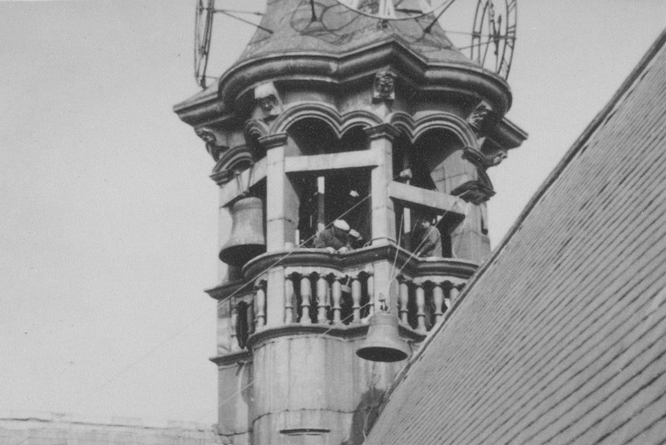 Kerktoren met klok die naar buiten komt