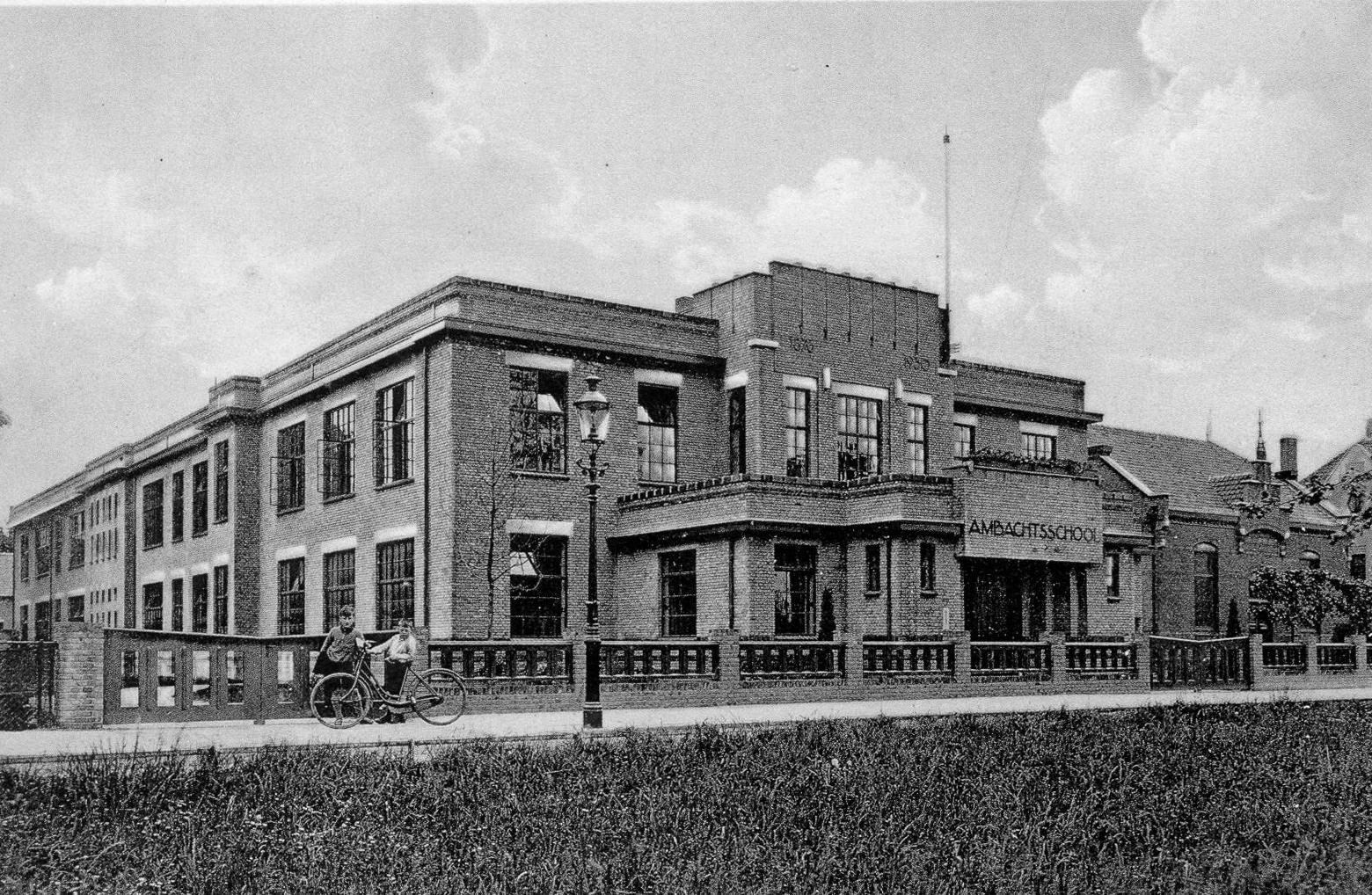 Ambachtsschool in 1931 met 2 kinderen op de voorgrond
