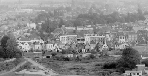 Panoramafoto genomen vanuit de televisietoren (vanuit noordelijke richting). Zichtbaar is de bebouwing langs Grote en Kleine Kade en op de achtergrond de watertoren aan de 's-Gravenpolderseweg. Op de voorgrond Het Bastion aan de Mattheus Smallegangebuurt