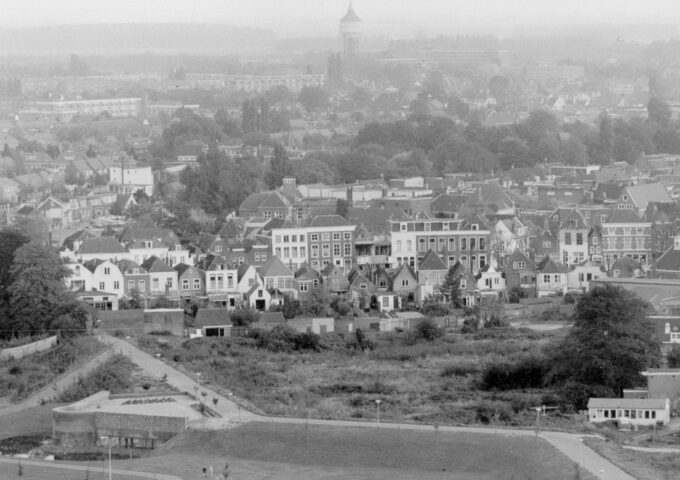 Panoramafoto genomen vanuit de televisietoren (vanuit noordelijke richting). Zichtbaar is de bebouwing langs Grote en Kleine Kade en op de achtergrond de watertoren aan de 's-Gravenpolderseweg. Op de voorgrond Het Bastion aan de Mattheus Smallegangebuurt