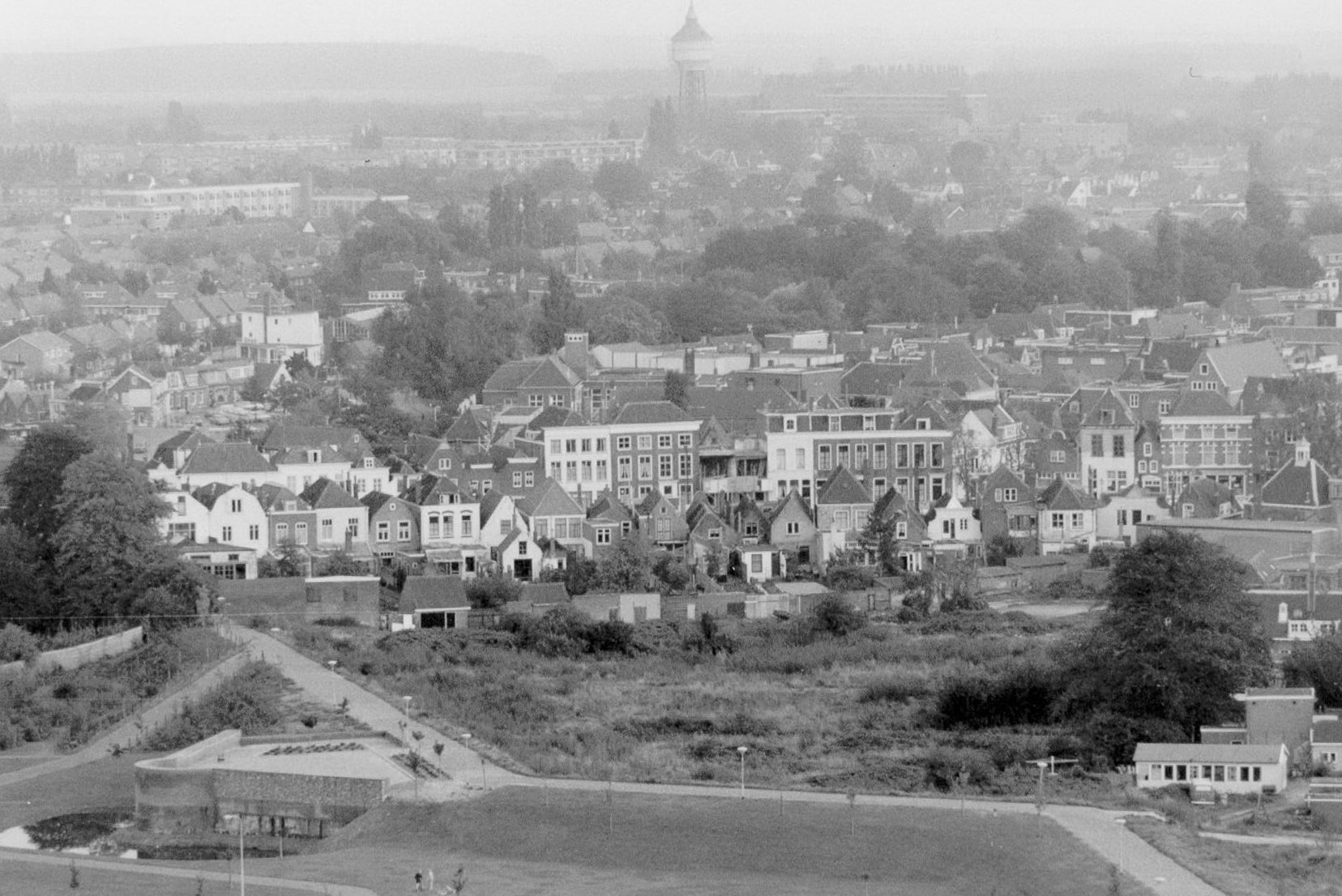 Panoramafoto genomen vanuit de televisietoren (vanuit noordelijke richting). Zichtbaar is de bebouwing langs Grote en Kleine Kade en op de achtergrond de watertoren aan de 's-Gravenpolderseweg. Op de voorgrond Het Bastion aan de Mattheus Smallegangebuurt