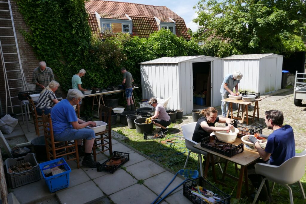 Scherven wassen in de achtertuin van Aad Bruijns. Foto door Ane Zandee