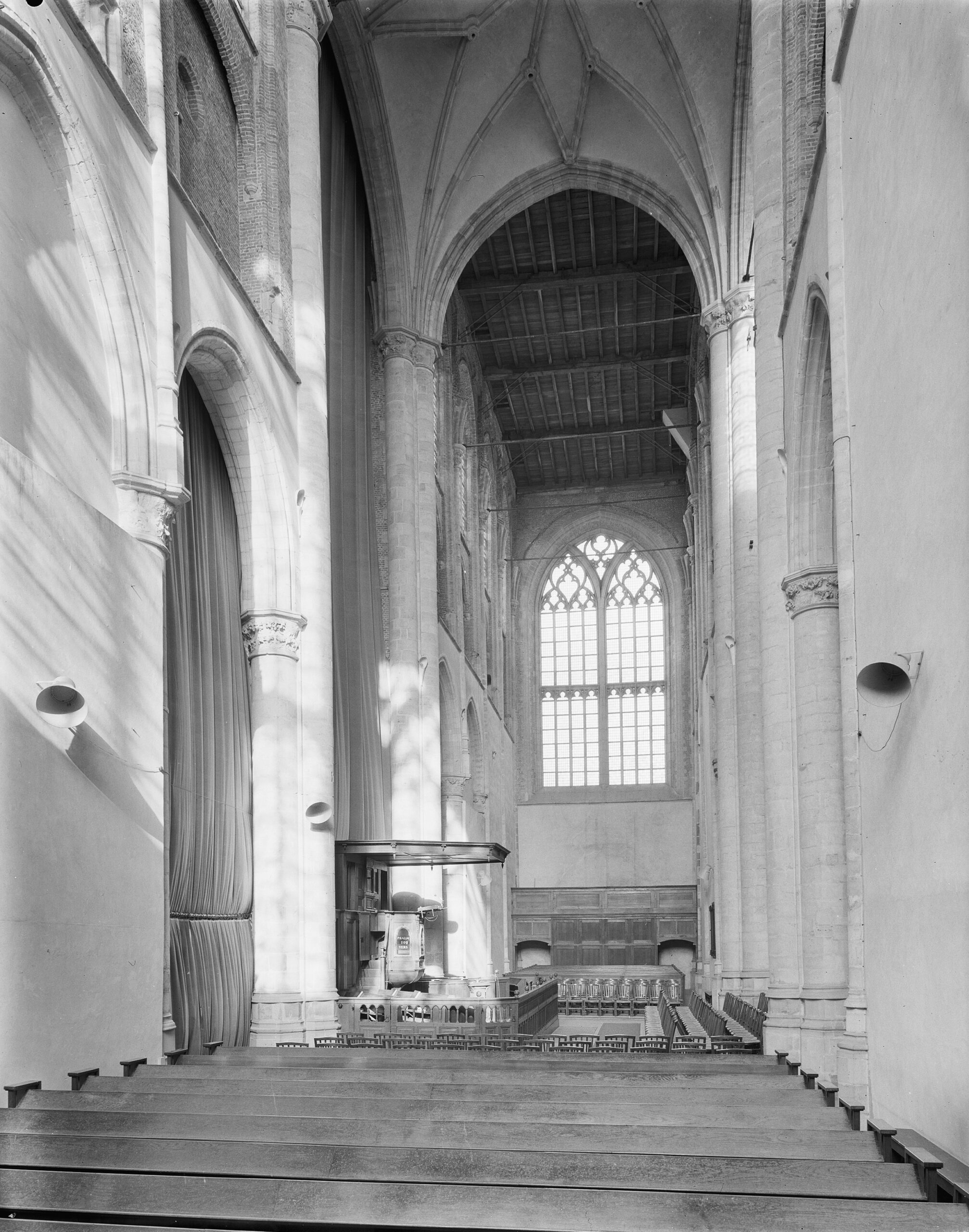 Kerkbanken in het noord- en zuidtransept.