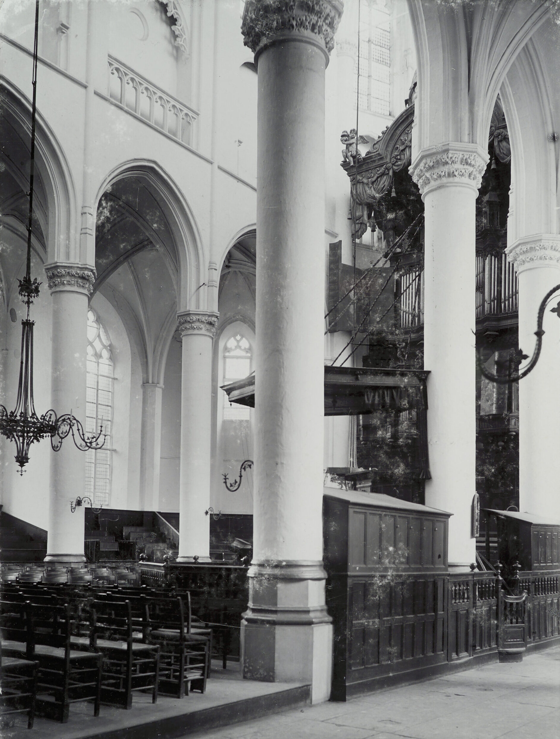Preekstoel op de locatie waar deze tussen 1594-1930 te vinden was.