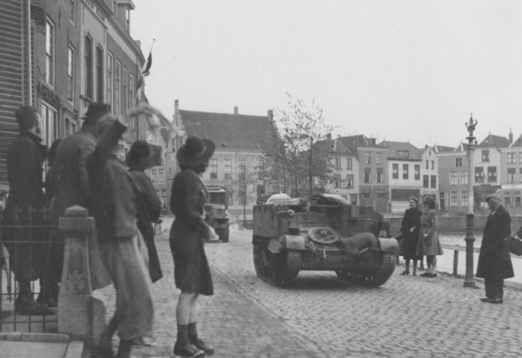 Een tank rijdt over de kade tijdens de bevrijding van Goes