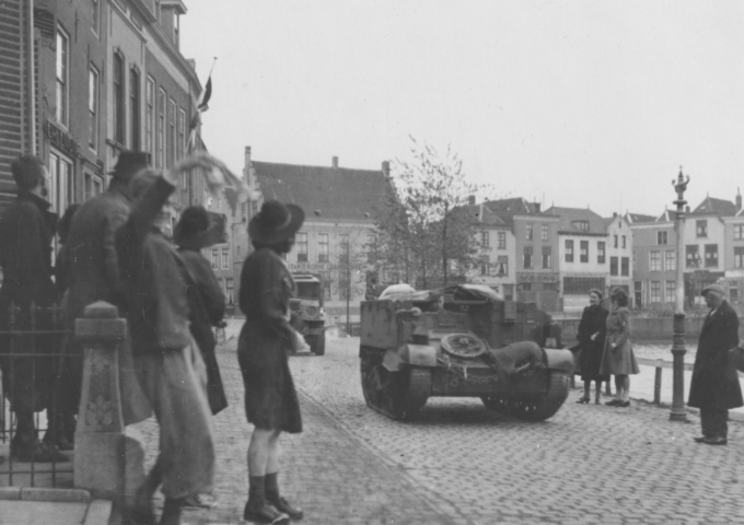 Een tank rijdt over de kade tijdens de bevrijding van Goes