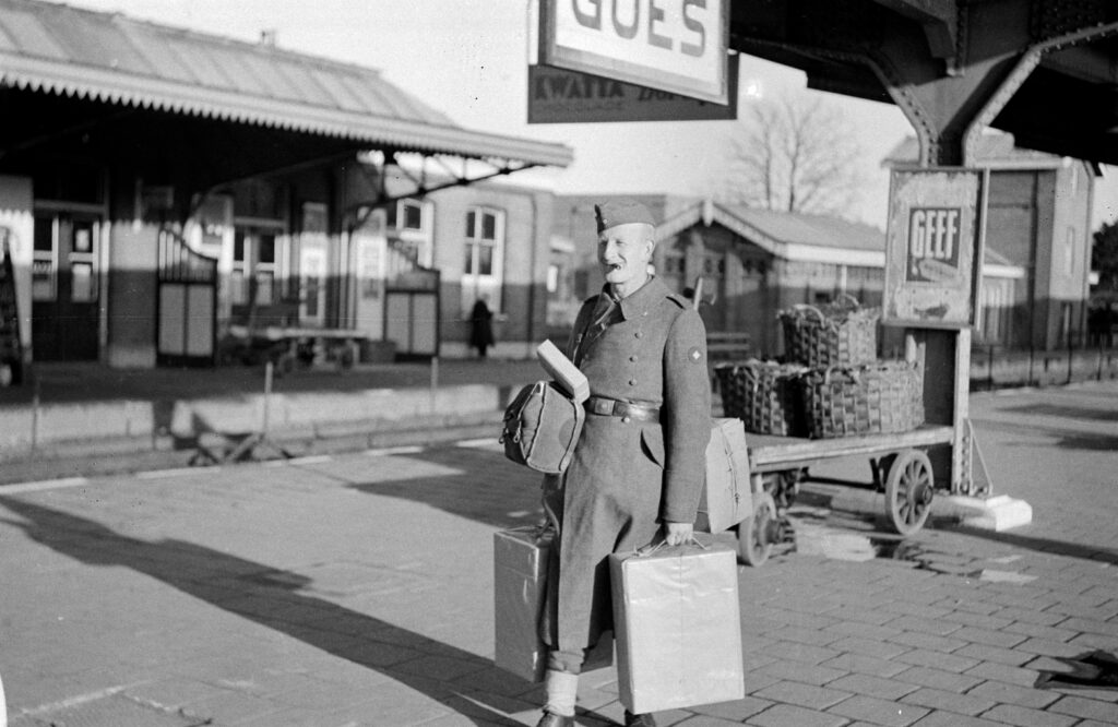 Duitse soldaat komt aan op het Goese treinstation met koffers in de hand.