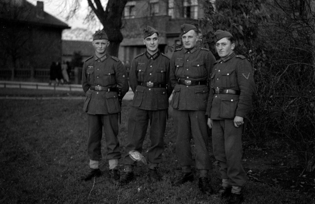Duitse soldaten voor de Ambachtsschool.