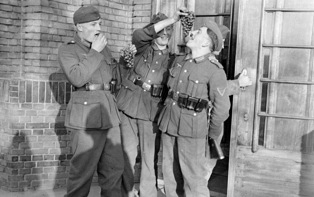 Duitse soldaten eten druiven